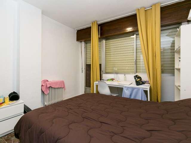 Se alquila habitación en piso compartido de 5 habitaciones en Camino de Ronda