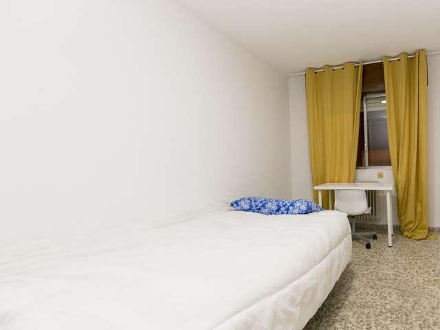 Se alquila habitación en piso compartido de 5 habitaciones en Camino de Ronda