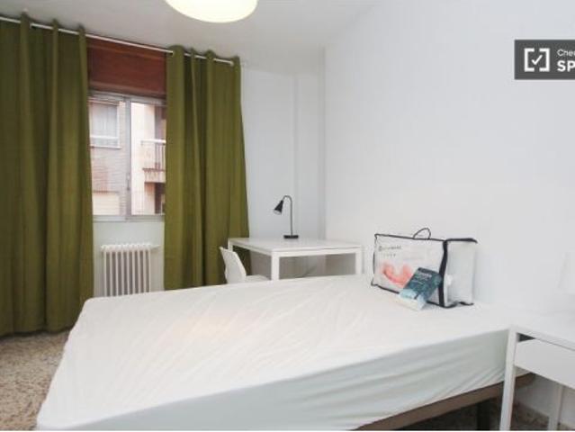 Se alquila habitación en piso compartido de 5 habitaciones en Camino de Ronda, profesionales y estud