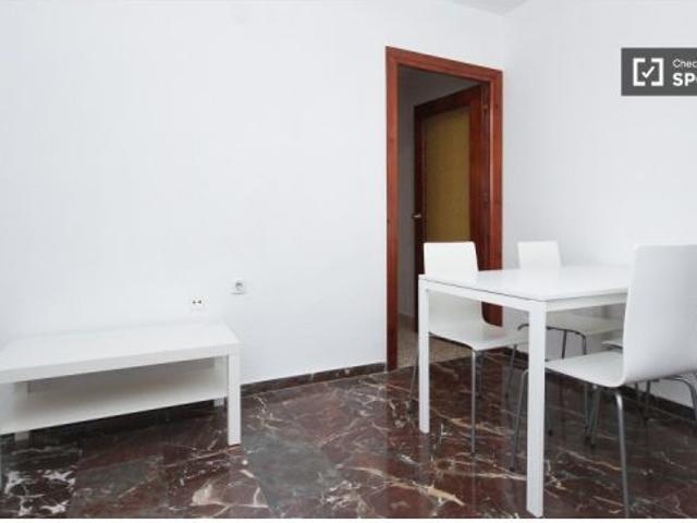 Se alquila habitación en piso compartido de 5 habitaciones en Camino de Ronda, profesionales y estud