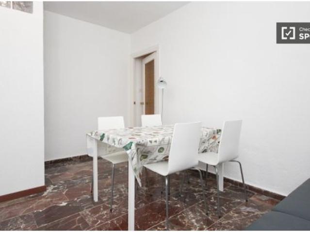 Se alquila habitación en piso compartido de 5 habitaciones en Camino de Ronda, profesionales y estud