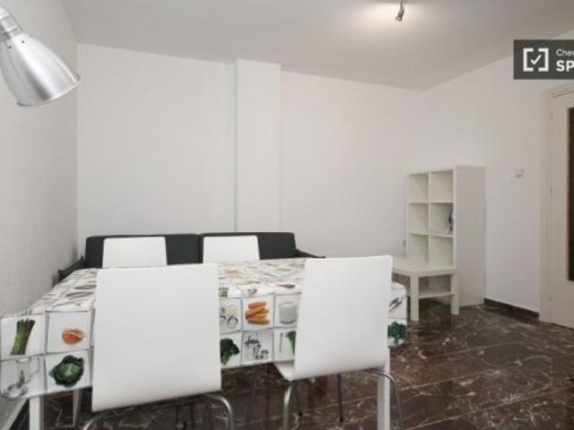 Se alquila habitación en piso compartido de 5 habitaciones en Camino de Ronda, profesionales y estud