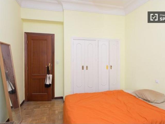Se alquila habitación en piso compartido de 5 habitaciones en Castellana