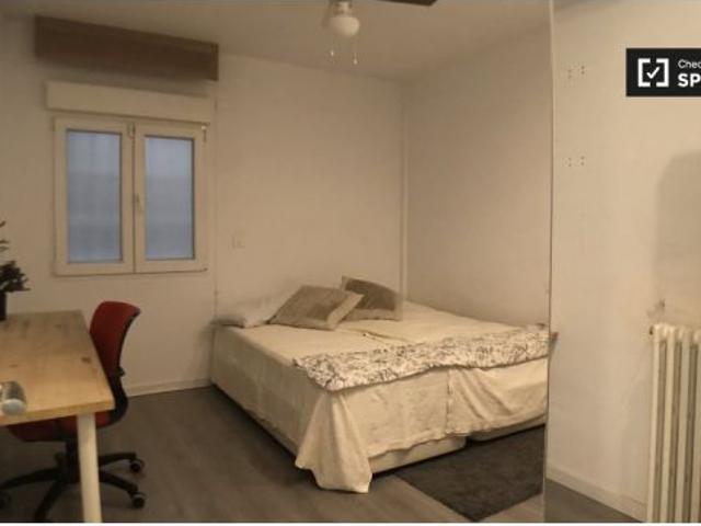 Se alquila habitación en piso compartido de 5 habitaciones en Castillejos, gastos incluidos