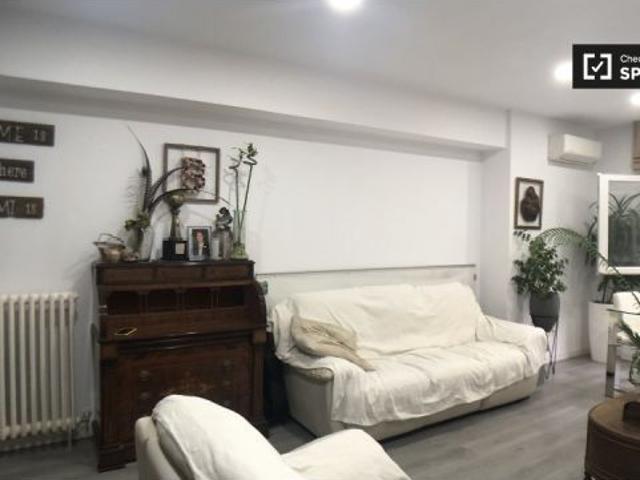 Se alquila habitación en piso compartido de 5 habitaciones en Castillejos, gastos incluidos