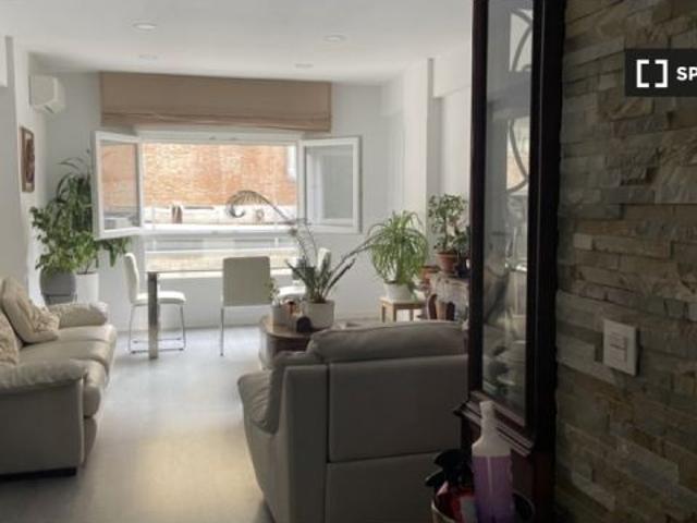 Se alquila habitación en piso compartido de 5 habitaciones en Castillejos, gastos incluidos