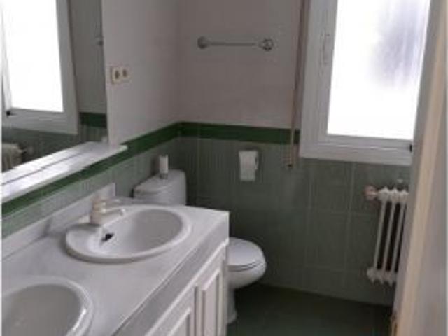 Se alquila habitación en piso compartido de 5 habitaciones en Cortes, solo chicas
