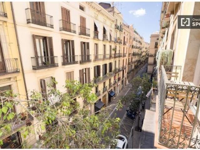 Se alquila habitación en piso compartido de 5 habitaciones en El Raval