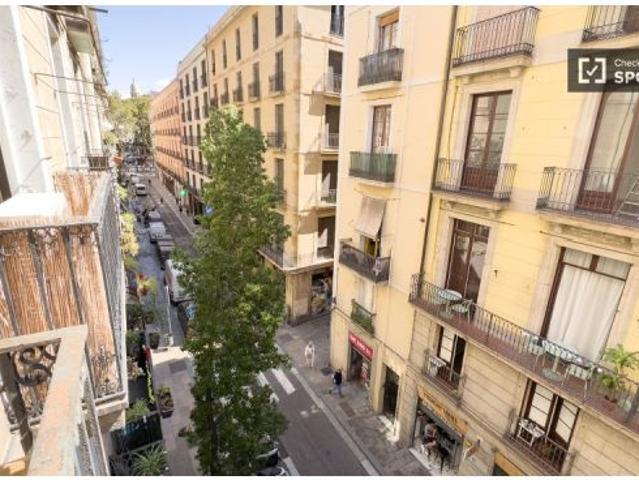 Se alquila habitación en piso compartido de 5 habitaciones en El Raval