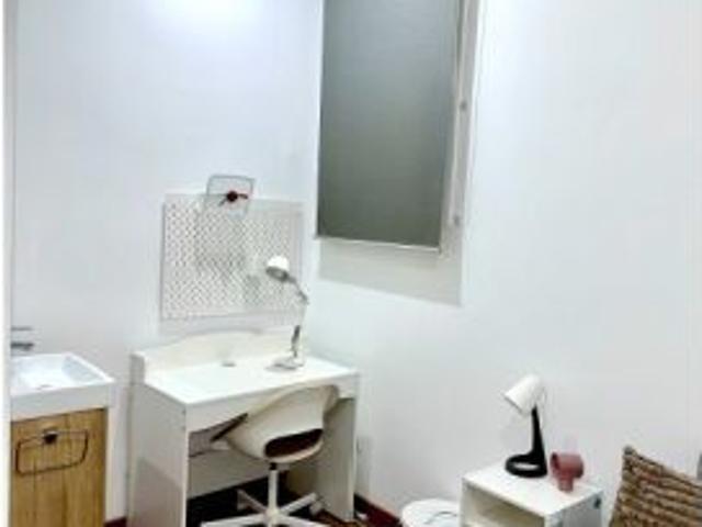Se alquila habitación en piso compartido de 5 habitaciones en El Raval