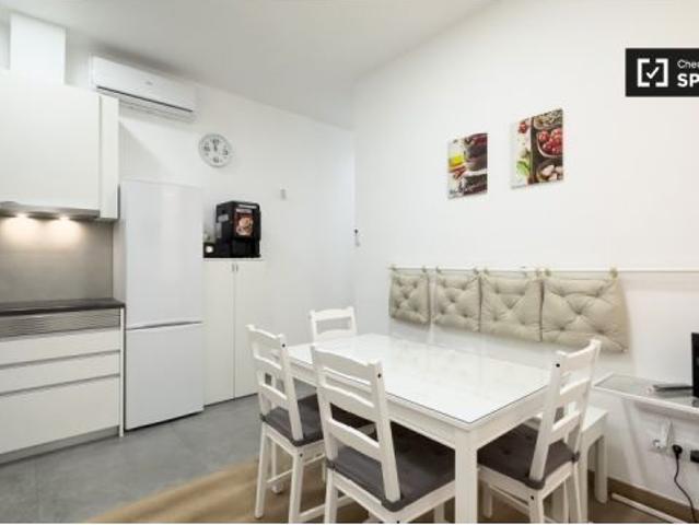 Se alquila habitación en piso compartido de 5 habitaciones en El Raval