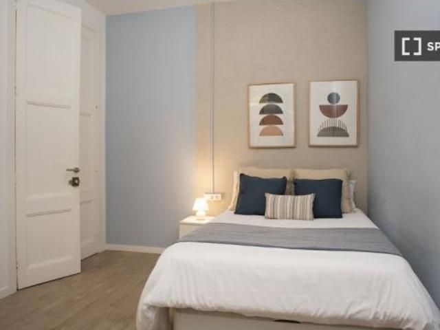Se alquila habitación en piso compartido de 5 habitaciones en El Raval
