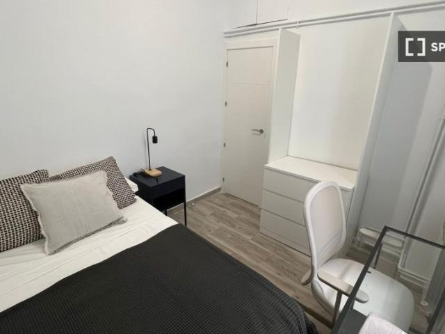 Se alquila habitación en piso compartido de 5 habitaciones en El Viso, Madrid