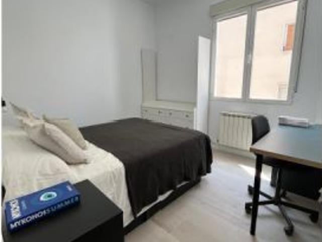 Se alquila habitación en piso compartido de 5 habitaciones en El Viso, restricciones para inquilinos