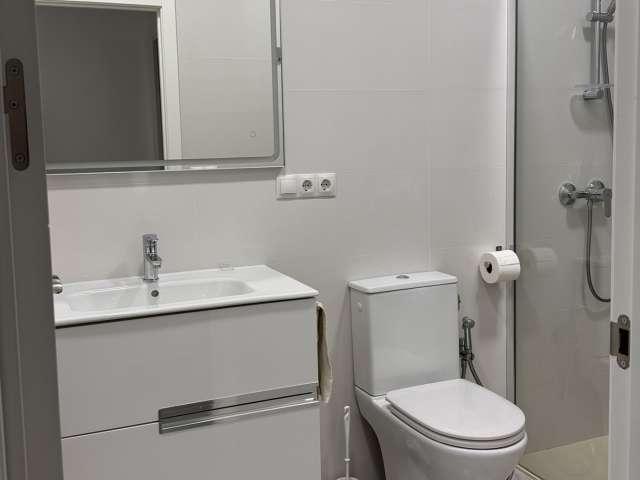 Se alquila habitación en piso compartido de 5 habitaciones en Elche