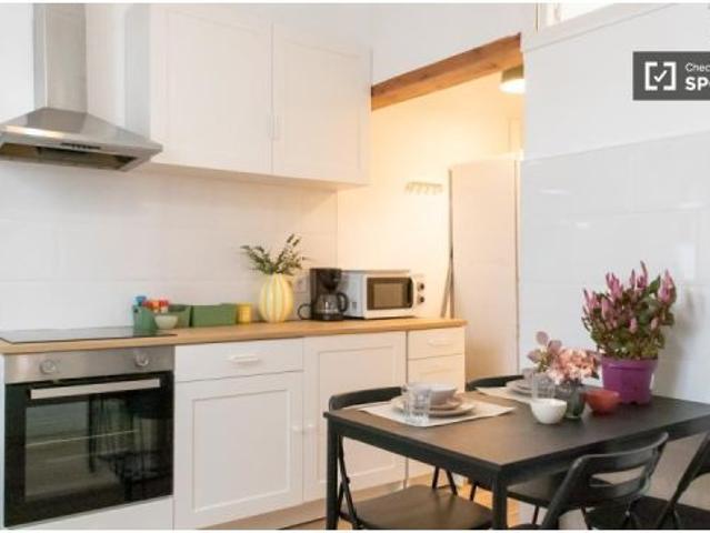 Se alquila habitación en piso compartido de 5 habitaciones en Embajadores