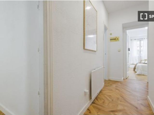 Se alquila habitación en piso compartido de 5 habitaciones en Embajadores