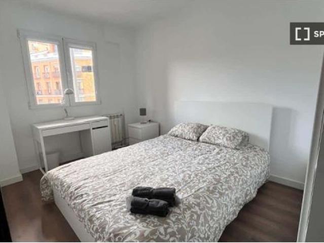 Se alquila habitación en piso compartido de 5 habitaciones en Embajadores