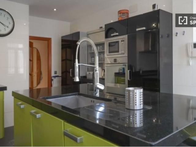 Se alquila habitación en piso compartido de 5 habitaciones en Fuente del Berro, perfecta para cualqu