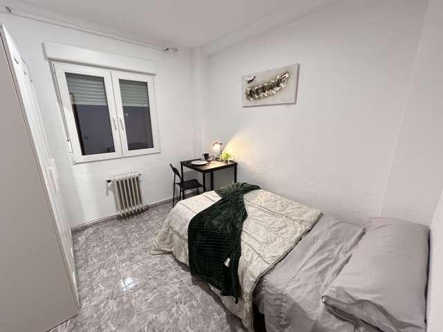 Se alquila habitación en piso compartido de 5 habitaciones en Fuenlabrada