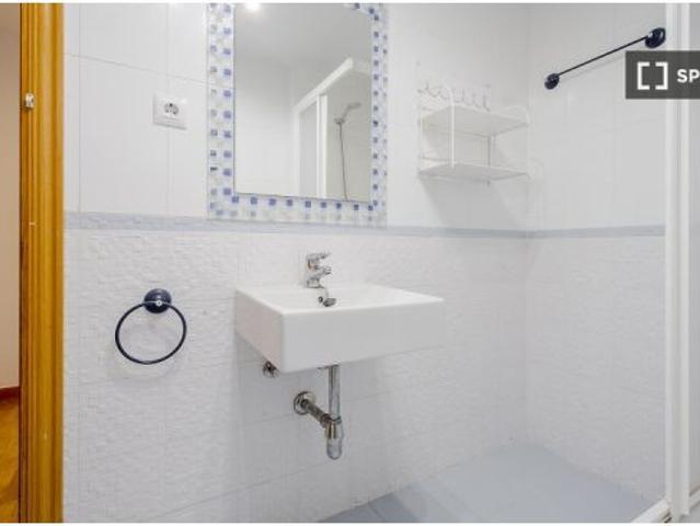 Se alquila habitación en piso compartido de 5 habitaciones en Guindalera, todos los gastos incluidos