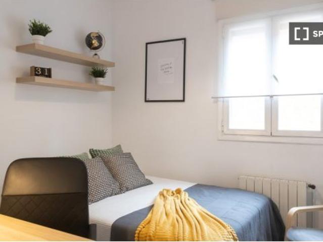 Se alquila habitación en piso compartido de 5 habitaciones en Gaztambide, Solo profesionales