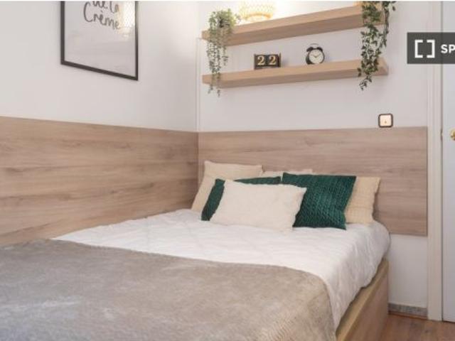 Se alquila habitación en piso compartido de 5 habitaciones en Gaztambide, Solo profesionales