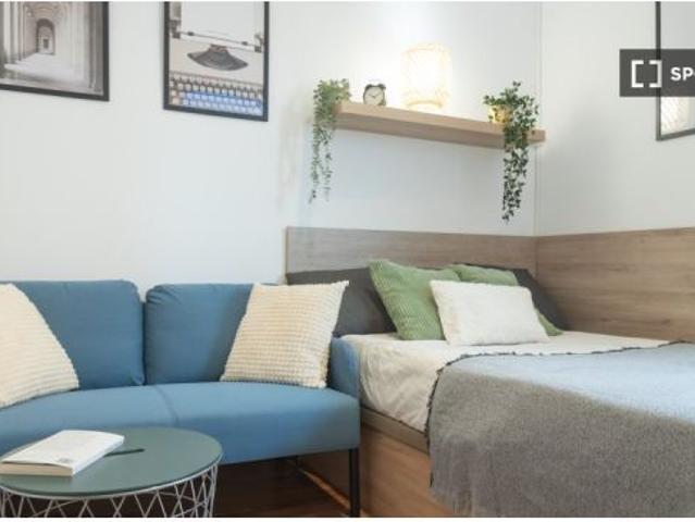 Se alquila habitación en piso compartido de 5 habitaciones en Gaztambide, Solo profesionales