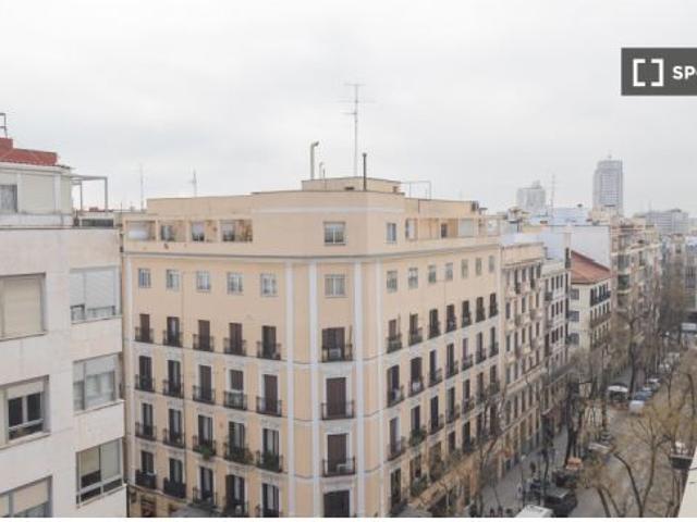 Se alquila habitación en piso compartido de 5 habitaciones en Gaztambide, Solo profesionales
