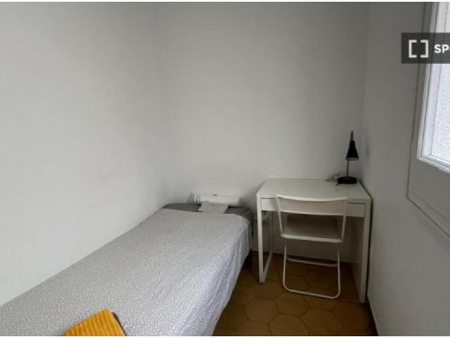 Se alquila habitación en piso compartido de 5 habitaciones en l' Antiga Esquerra de l 