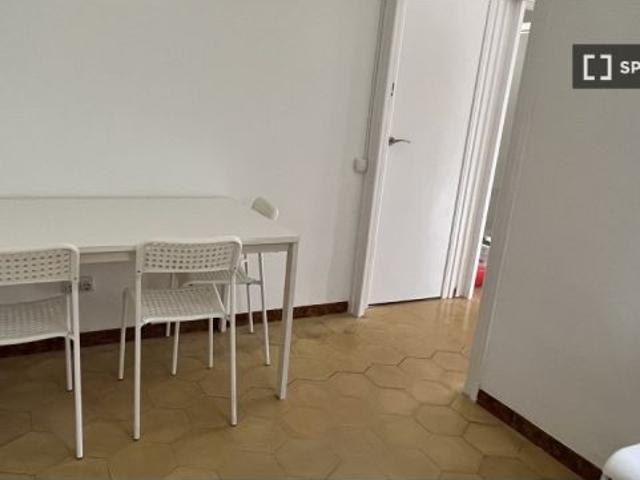 Se alquila habitación en piso compartido de 5 habitaciones en l' Antiga Esquerra de l 