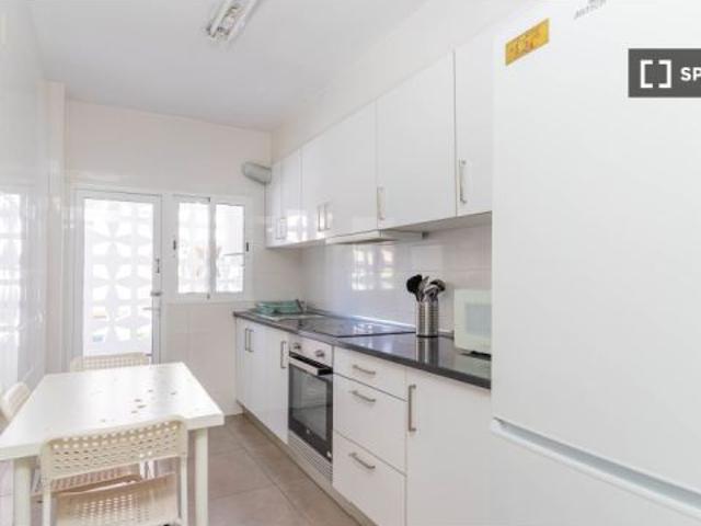 Se alquila habitación en piso compartido de 5 habitaciones en L' Illa Perduda