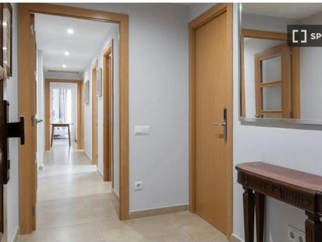 Se alquila habitación en piso compartido de 5 habitaciones en la Nova Esquerra de l' Eixampl