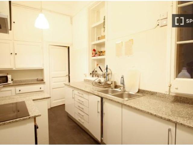 Se alquila habitación en piso compartido de 5 habitaciones en la Dreta de l' Eixample