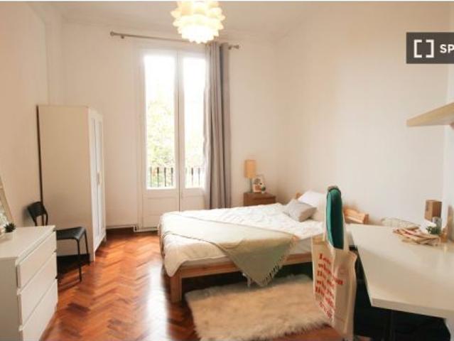 Se alquila habitación en piso compartido de 5 habitaciones en la Dreta de l' Eixample