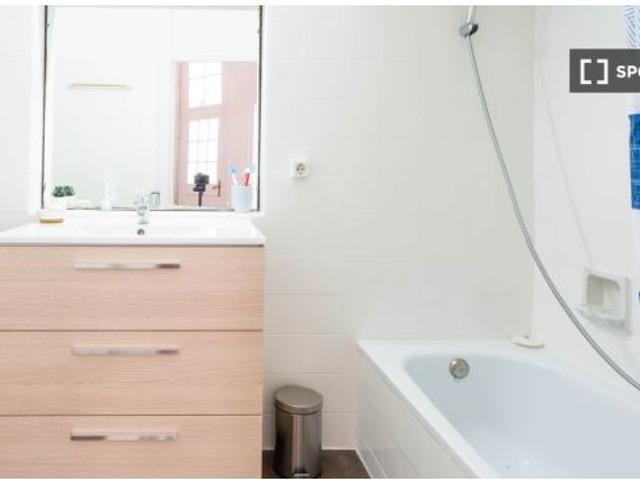 Se alquila habitación en piso compartido de 5 habitaciones en la Dreta de l' Eixample