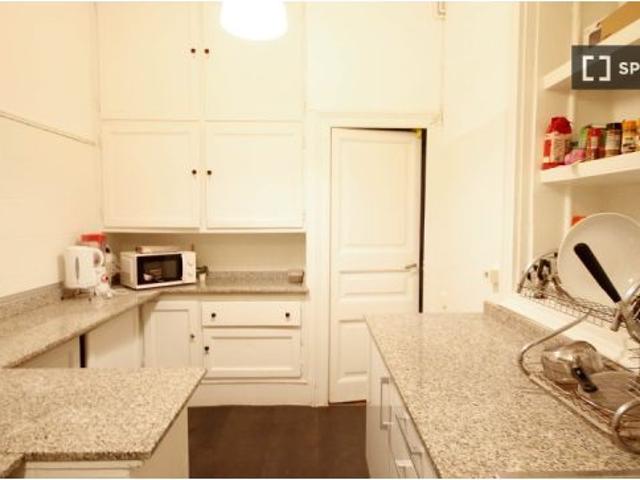 Se alquila habitación en piso compartido de 5 habitaciones en la Dreta de l' Eixample