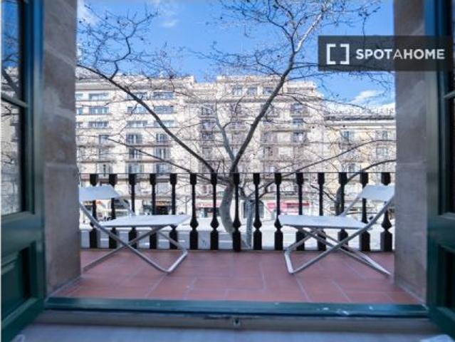 Se alquila habitación en piso compartido de 5 habitaciones en la Dreta de l' Eixample