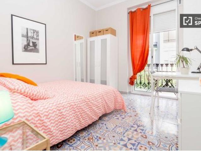 Se alquila habitación en piso compartido de 5 habitaciones en La Gran Vía, para profesionales y estu