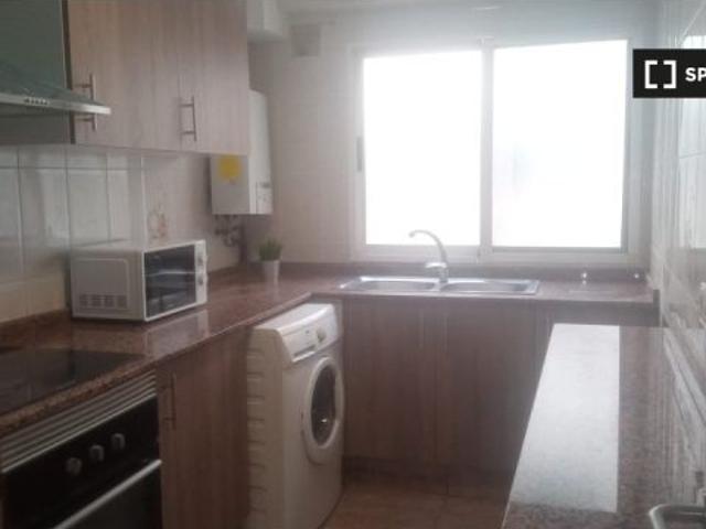 Se alquila habitación en piso compartido de 5 habitaciones en La Raiosa