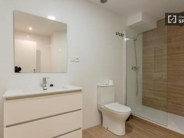 Se alquila habitación en piso compartido de 5 habitaciones en La Roqueta
