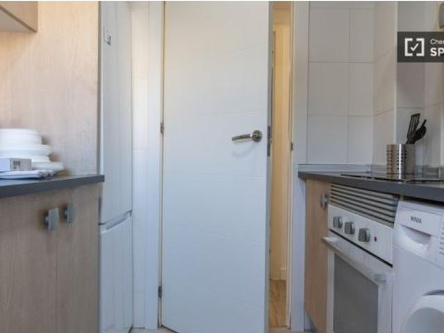 Se alquila habitación en piso compartido de 5 habitaciones en Puerta Bonita, todos los gastos inclui