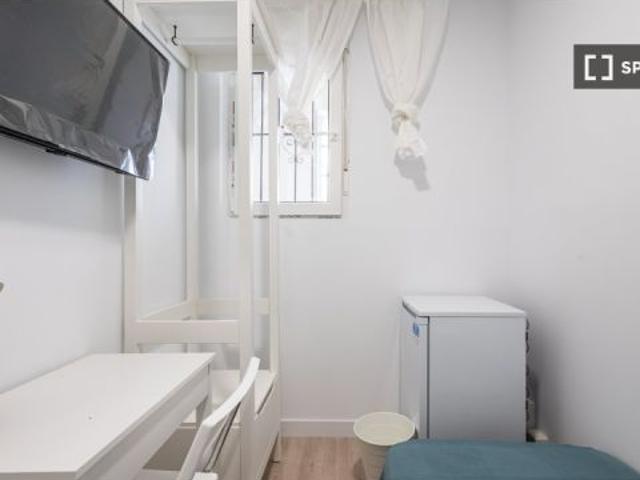 Se alquila habitación en piso compartido de 5 habitaciones en Puerta del Ángel, gastos incluidos