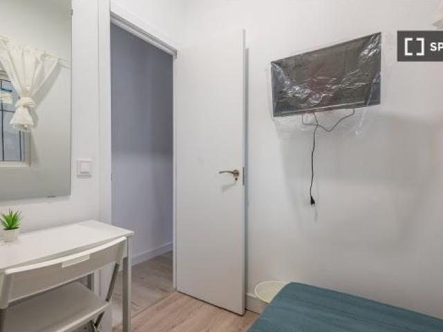 Se alquila habitación en piso compartido de 5 habitaciones en Puerta del Ángel, gastos incluidos