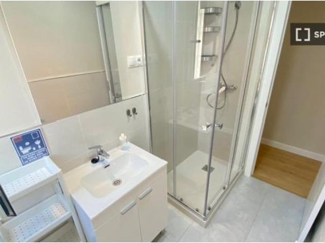 Se alquila habitación en piso compartido de 5 habitaciones en Palomeras Bajas
