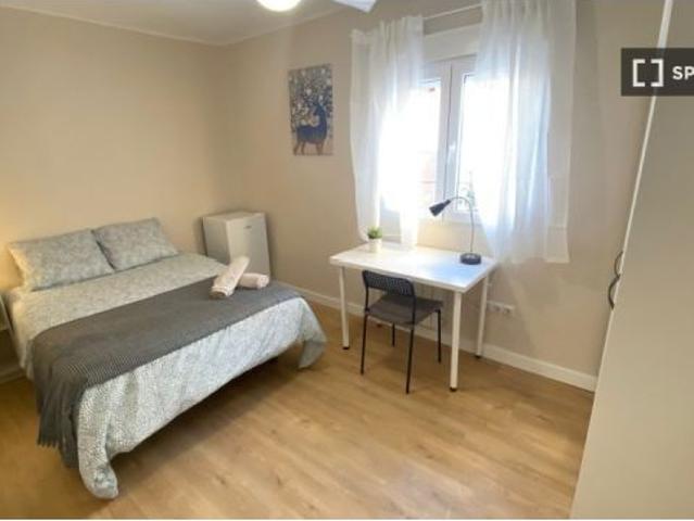 Se alquila habitación en piso compartido de 5 habitaciones en Palomeras Bajas