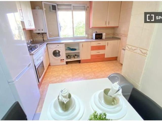 Se alquila habitación en piso compartido de 5 habitaciones en Palomeras Bajas, no parejas
