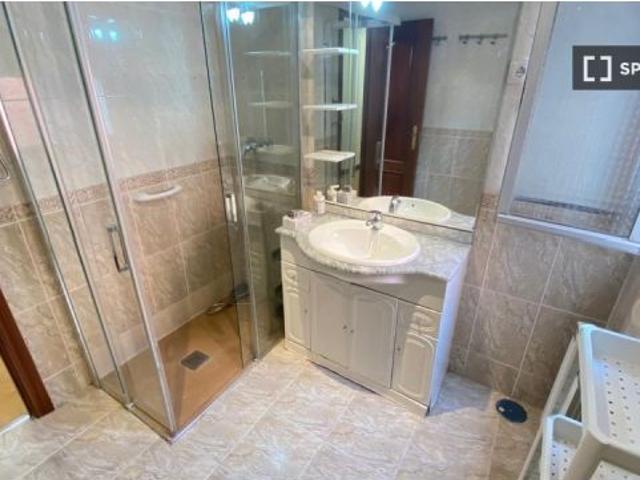 Se alquila habitación en piso compartido de 5 habitaciones en Palomeras Bajas, no parejas