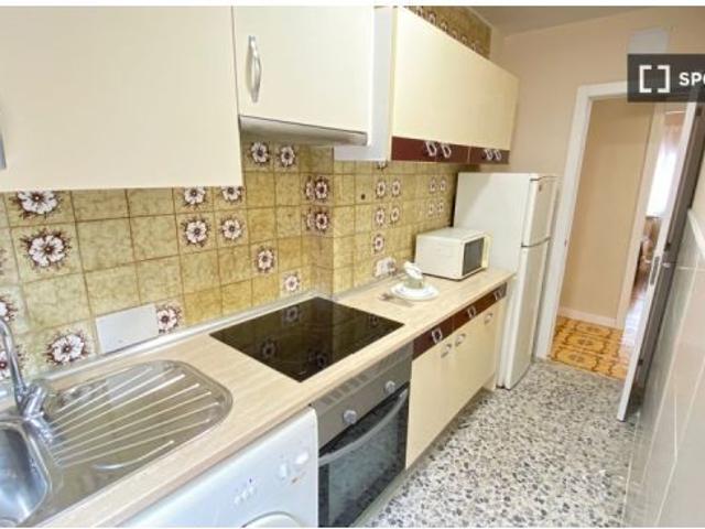 Se alquila habitación en piso compartido de 5 habitaciones en Palomeras Bajas, solo profesionales y