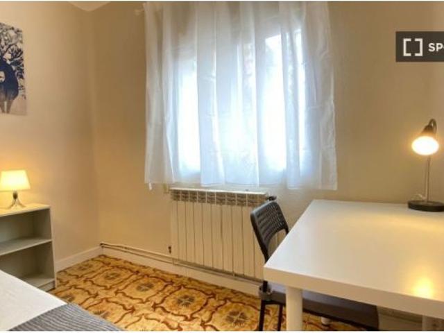 Se alquila habitación en piso compartido de 5 habitaciones en Palomeras Bajas, solo profesionales y